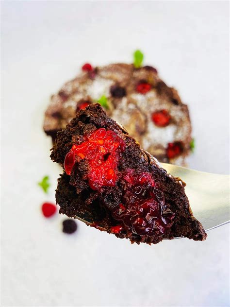 šokoladinis pyragas be miltų su uogomis