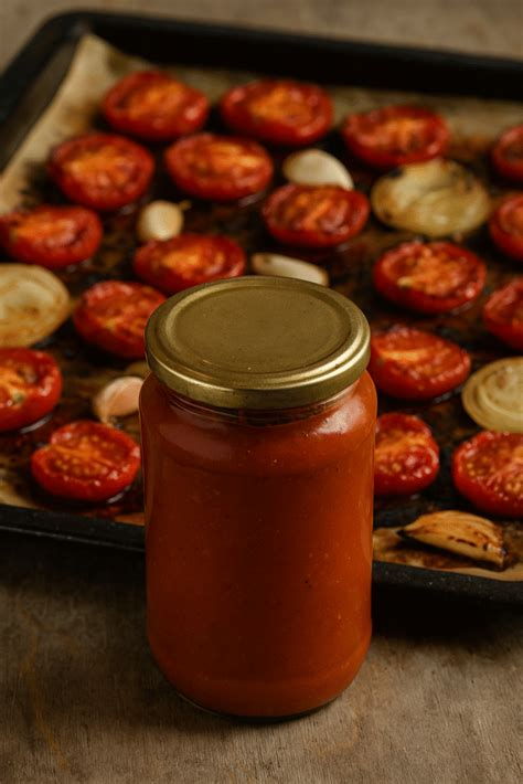Keptų pomidorų padažo ingredientai paruošti kepimui