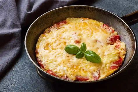 Įvairūs patiekalai su pomidorais ir sūriu