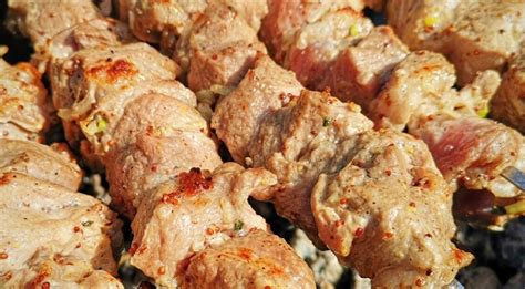 Kiaulienos šašlykų marinavimo indas su ingredientais