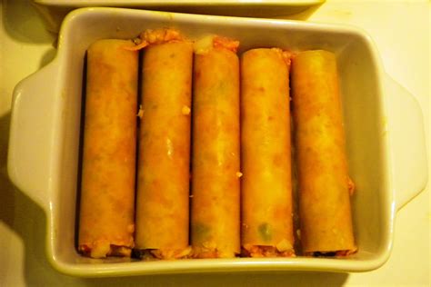 Įdaryti cannelloni makaronai kepimo inde