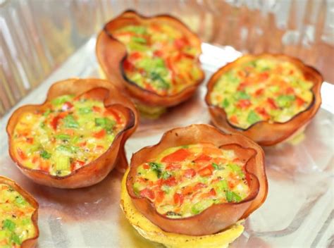 Omletas kumpio krepšeliuose lėkštėje