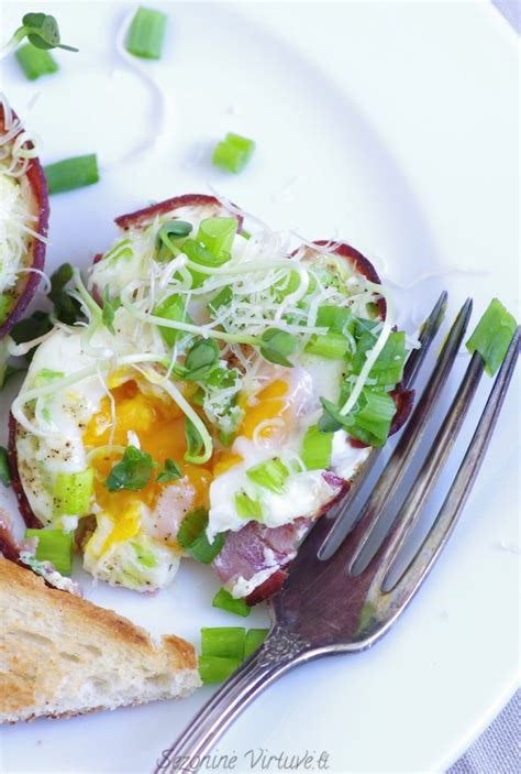 Keksiukų forma su omletu kumpio krepšeliuose