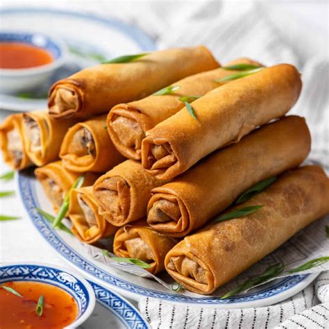 Keptų „Spring Rolls“ serviravimas