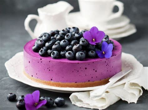 Nekeptas mėlynių sūrio tortas su šviežiomis mėlynėmis