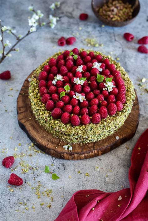 Velykinis pistacijų ir špinatų tortas su avietėmis