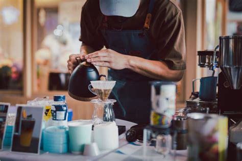Barista ruošia kavą profesionalioje kavinėje
