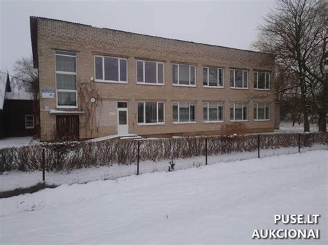 Buvusi Dvelaičių pradinė mokykla Alsių kaime, paverčiama namais