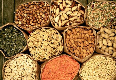 Įvairių rūšių riešutai ir sėklos