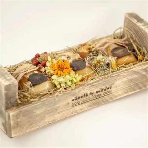 Duonos laikymas medinėje duonos dėžutėje