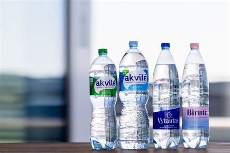 Sodos tirpalas geriamojo vandens stiklinėje