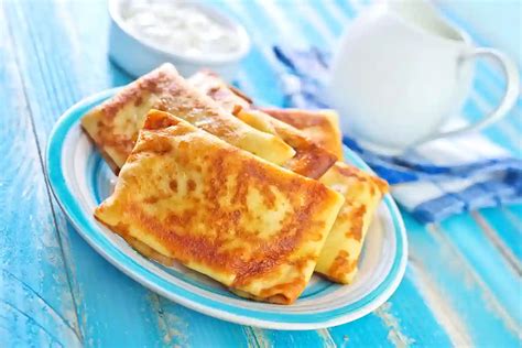 Patiekti lietiniai blynai su padažu