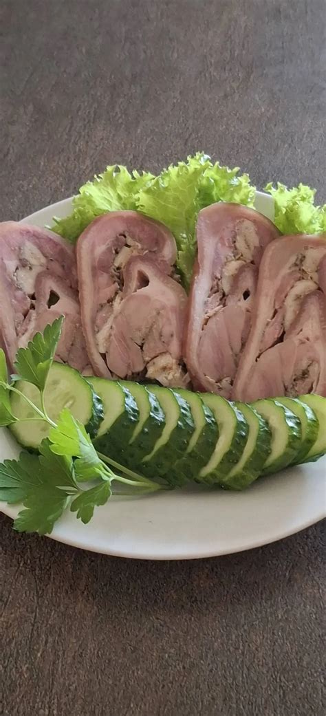 Karkos vyniotinis su marinuotais agurkais ir garstyčiomis
