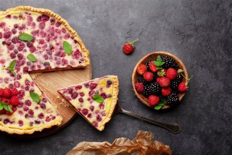 Sausainių ir kondensuoto pieno pyragas su uogomis