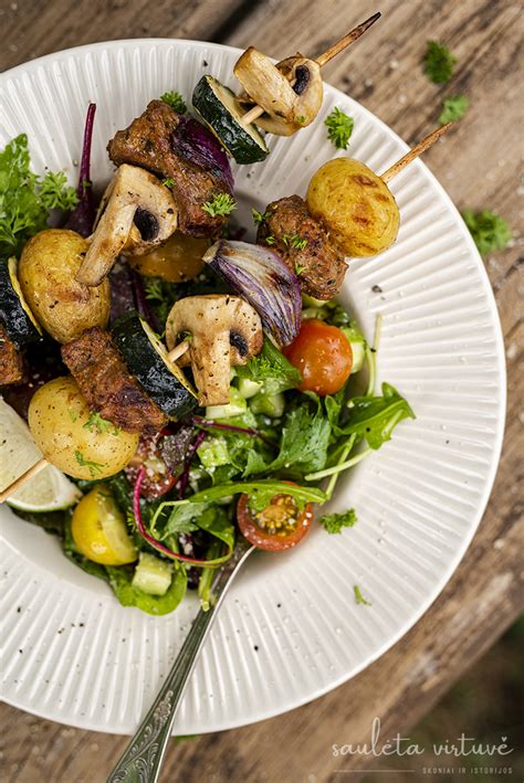 Vaizdinė iliustracija su pievagrybių ir daržovių kepimo etapu