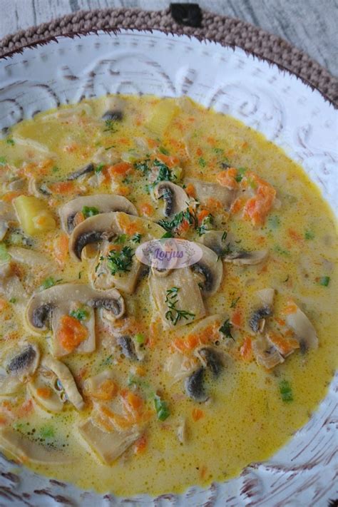 Nuotrauka su paruošta klasikine pievagrybių sriuba