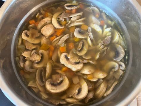 Nuotrauka su pievagrybių sriuba ir žirneliais