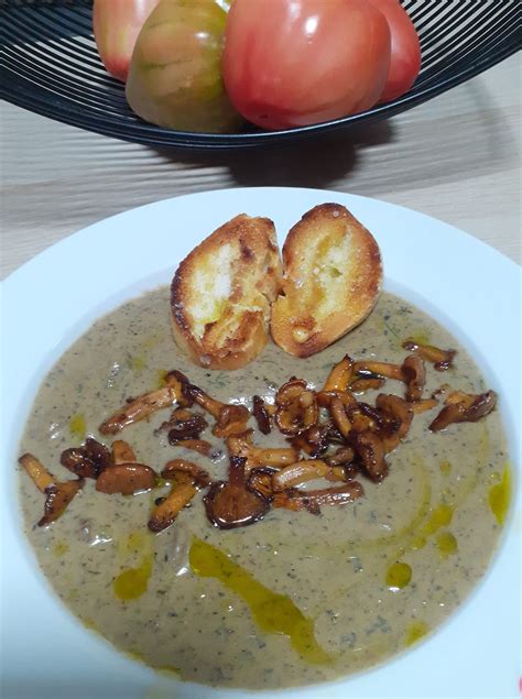 Nuotrauka su pievagrybių sriuba su šonine ir grietinėle