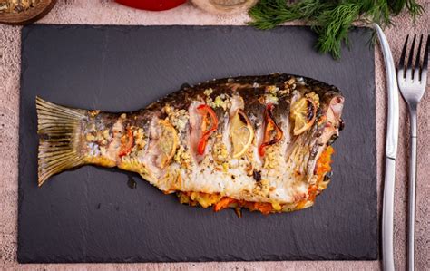 Paruoštas kepti karpis orkaitėje