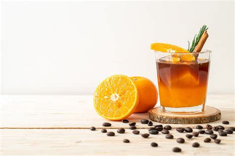 Ugniažolės stiebas su išsiskiriančiomis oranžinėmis sultimis