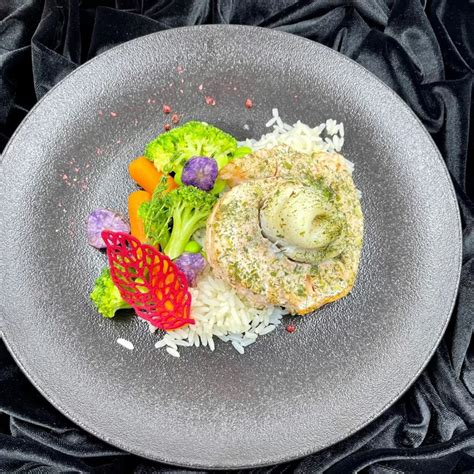 Daugiasluoksnis jautienos karpačo patiekalas su daržovėmis ir padažu