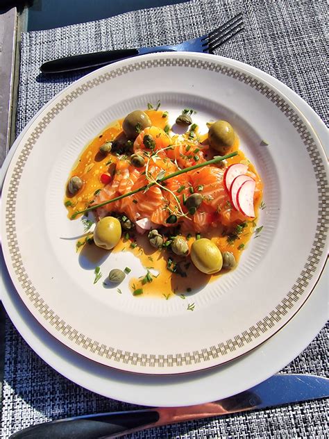 Paruoštas jautienos karpačo patiekalas su kaparėliais ir citrinos skiltele