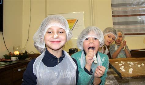 Vaikai dalyvaujantys duonos kepimo edukacinėje programoje