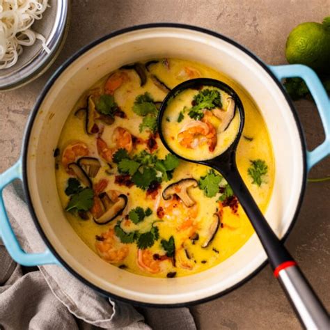 Paruošta Tom Kha sriuba su garnyru