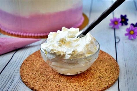 ruošiamas grietinėlės ir jogurto kremas