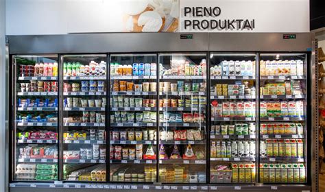 Augalinių pieno produktų asortimentas parduotuvėje