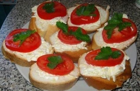 Sumuštiniai su varške ir pomidorais