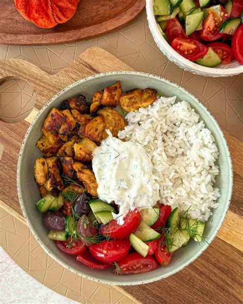 Asorti su tzatziki padažu: kepta mėsa, daržovės, pita duona
