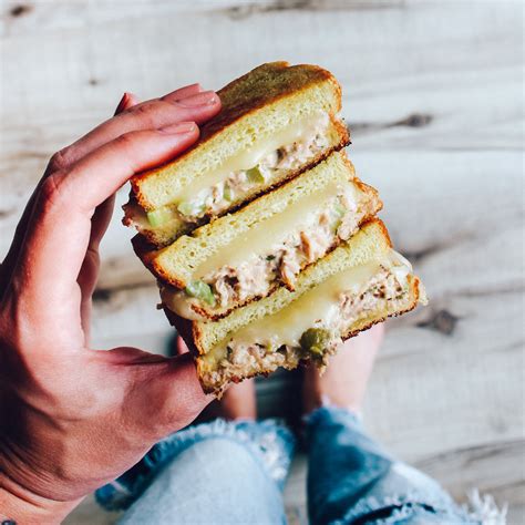 Skanus keptas tuna melt sumuštinis su lydytu sūriu