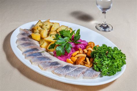 Įvairūs patiekalai iš batono