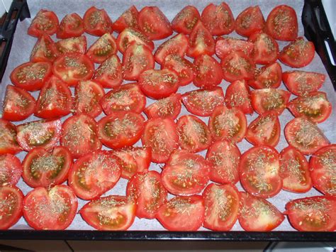 Tradicinis pomidorų džiovinimas saulėje ant grotelių
