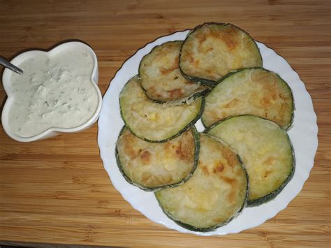 Patiekta kepta cukinija su padažu