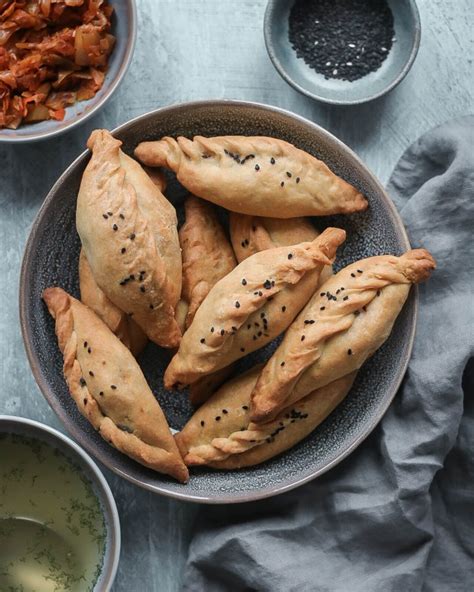 Iškepti veganiški kibinai su kopūstų ir grybų įdaru