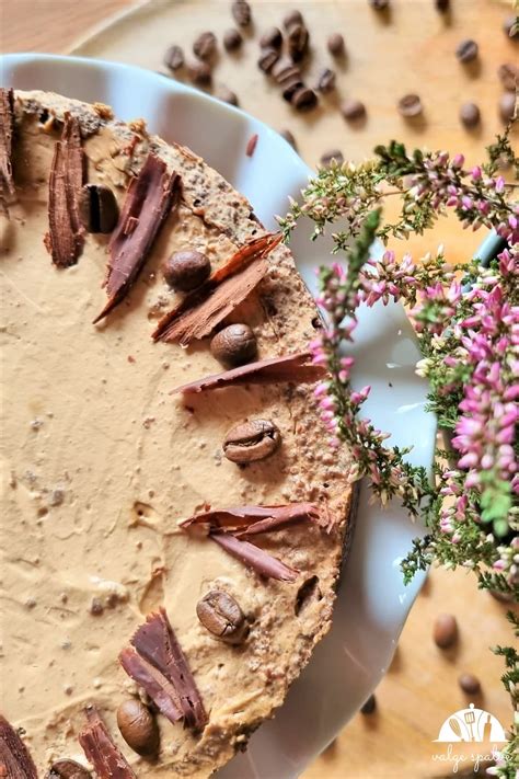 Šviežiai paruoštas Tiramisu tortas patiektas su kava