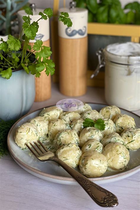 Įvairūs varškės kukulių patiekimo variantai