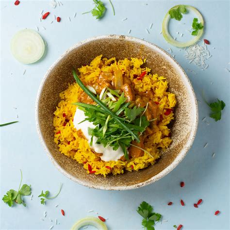 Tikka Masala patiekalas su ryžiais ir kalendra