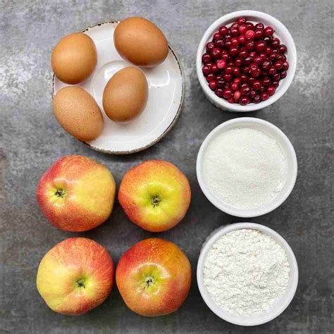 Ingredientai biskvitiniam obuolių pyragui: obuoliai, kiaušiniai, cukrus, miltai