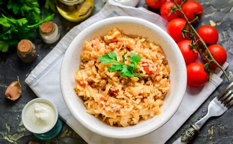 Keptuvėje kepama malta mėsa ir daržovės sriubai