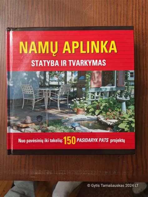 Jauki namų aplinka su puodelio pyrago ir mėgstamos knygos vaizdu