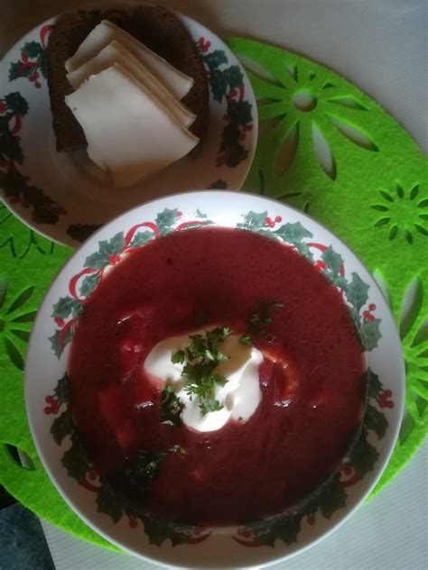 Klasikinės burokėlių sriubos su grietine patiekimas