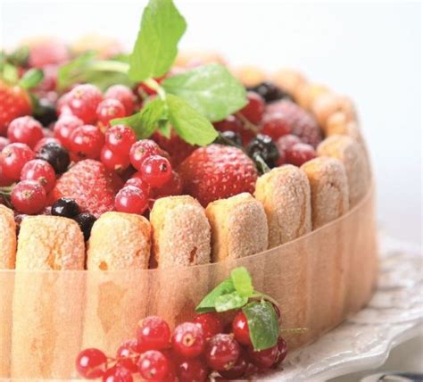 Sudėtingas špinatų tortas su maskarpone ir uogomis