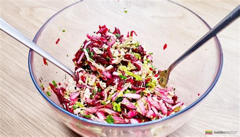 Įvairios šviežių burokėlių salotos su įvairiais ingredientais