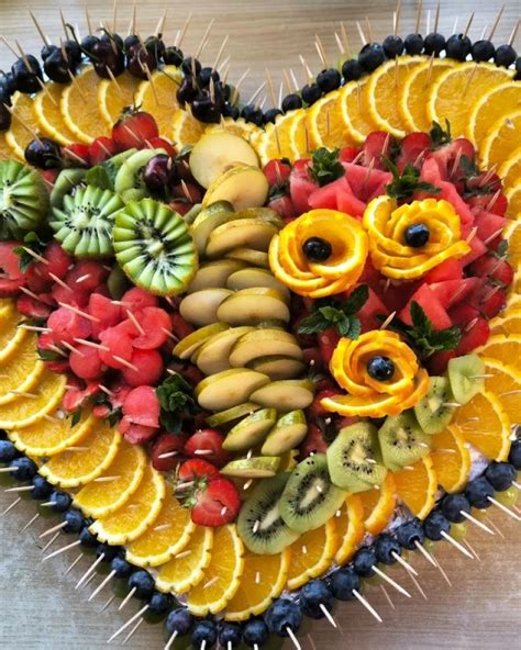 Vaisių ir uogų derinys pyrage