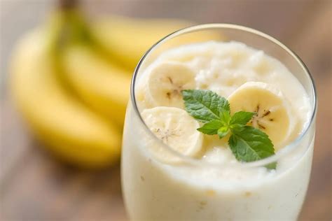 Bananų kokteilis su vaisiais ir uogomis