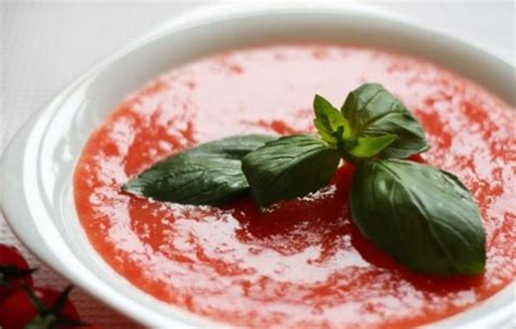 Itališkos pomidorų midijų sriubos lėkštė su šviežiu baziliku