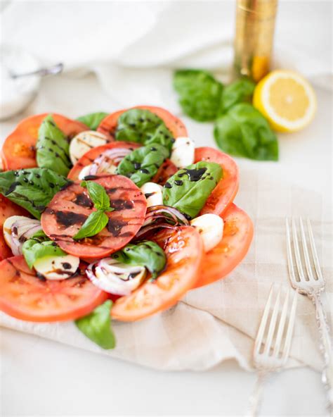 Klasikinis Caprese salotų patiekimas lėkštėje